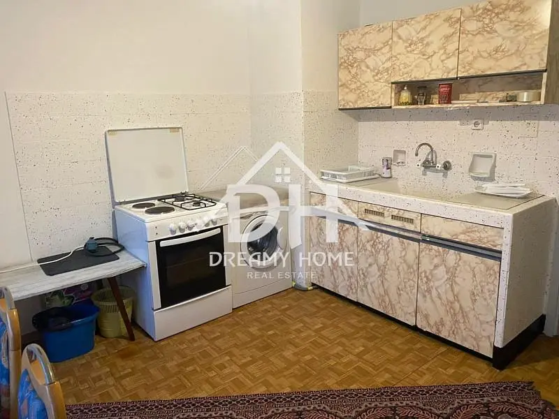 Cucina; elettrodomestici, pavimento in piastrelle
