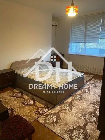 Camera da letto; luce naturale, pavimento in legno