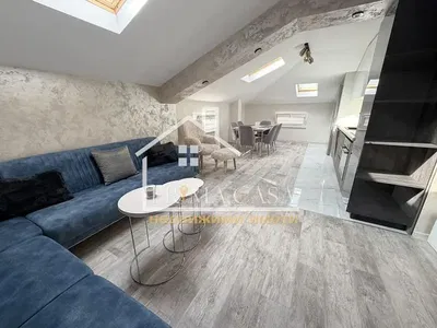 Soggiorno; pavimento in legno, luce naturale