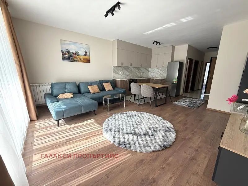Soggiorno; luce naturale, pavimento in legno, stile moderno