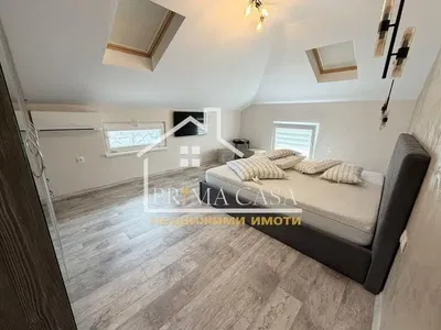 Camera da letto; pavimento in legno, luce naturale, stile moderno