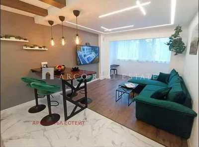 Soggiorno; stile moderno, travi in legno, luce naturale