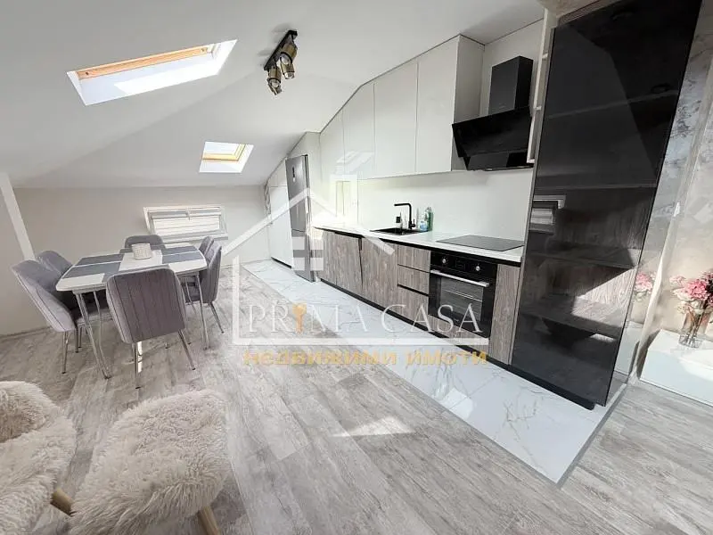 Cucina; elettrodomestici, luce naturale, stile moderno, pavimento in legno