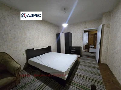 Yatak odası; ahşap zemin, doğal ışık