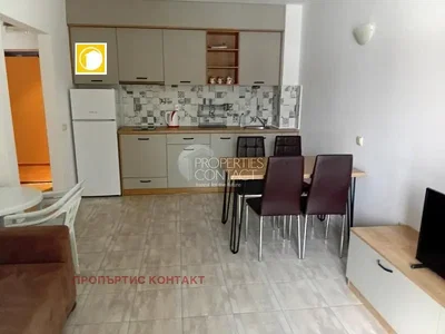 Kuhinja; kućanski aparati, pločice, prirodna svjetlost