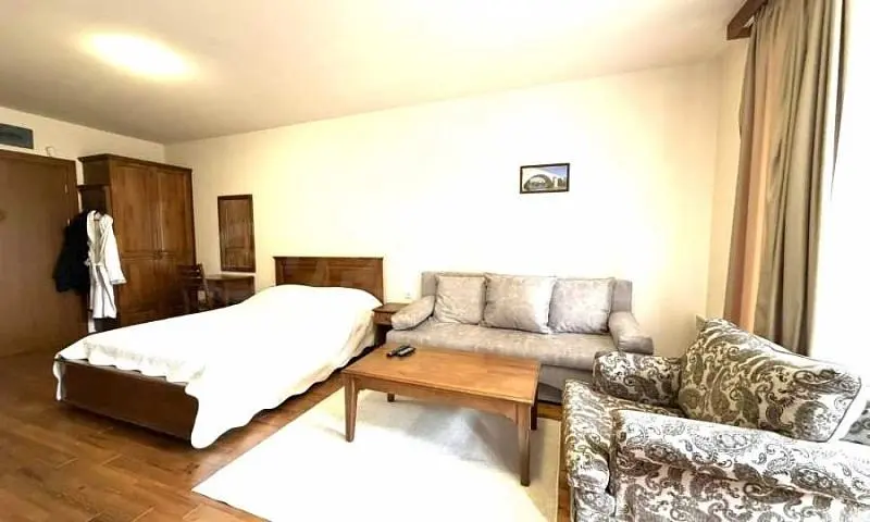 Yatak odası; ahşap zemin, doğal ışık