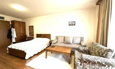 Yatak odası; ahşap zemin, doğal ışık