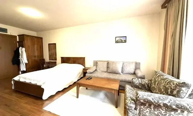 Camera da letto; pavimento in legno, luce naturale