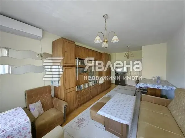 Oturma odası; ahşap zemin, doğal ışık, rustik stil