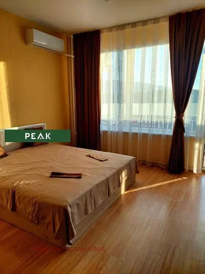 Camera da letto; luce naturale, pavimento in legno