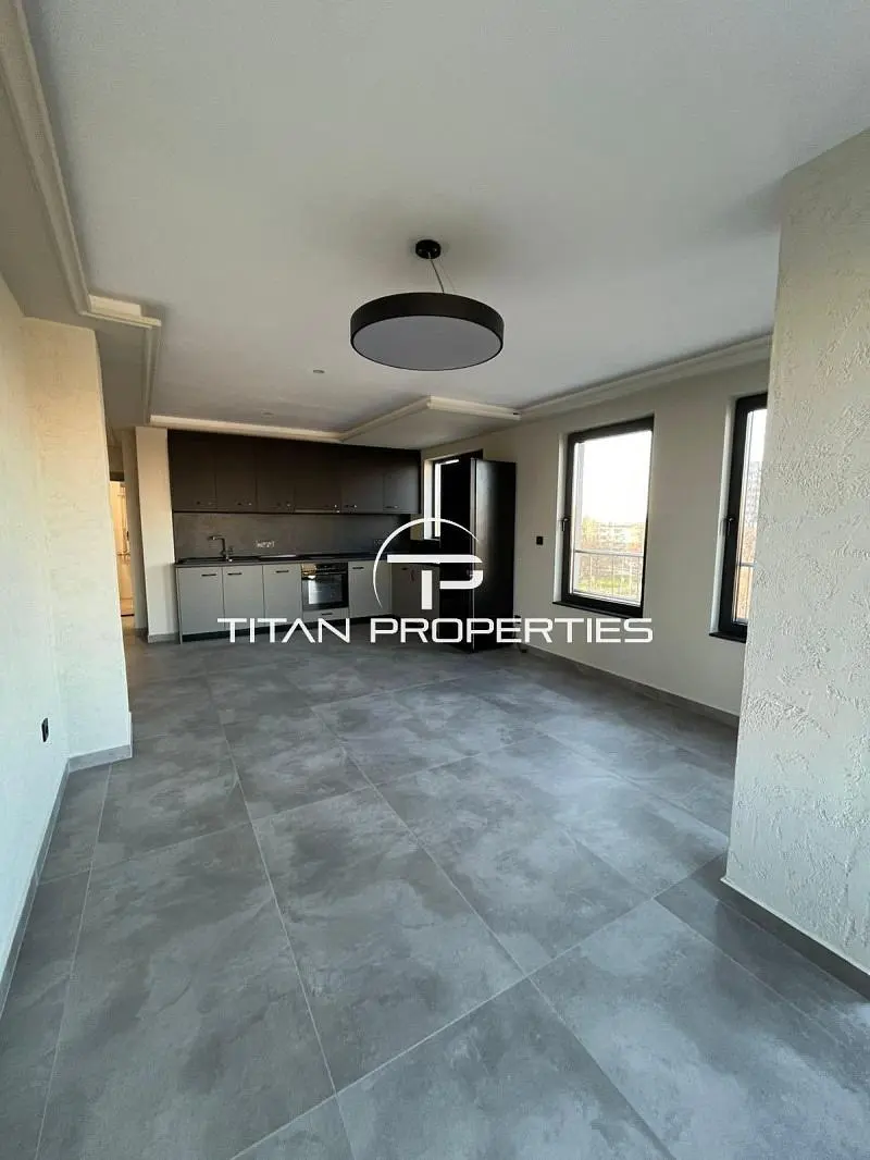 Kuchyně; dlažba, kuchyňské spotřebiče, výhled, přirozené světlo