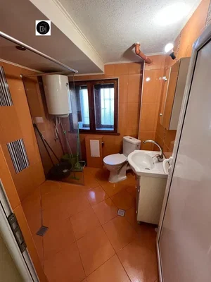 مرحاض; أرضية من البلاط, سخان مياه