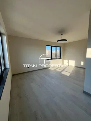 Obývací pokoj; výhled, dřevěná podlaha, přirozené světlo, po rekonstrukci