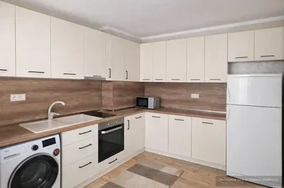 Cucina; elettrodomestici, pavimento in legno, luce naturale