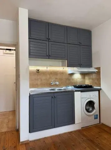 Cucina; elettrodomestici, pavimento in legno