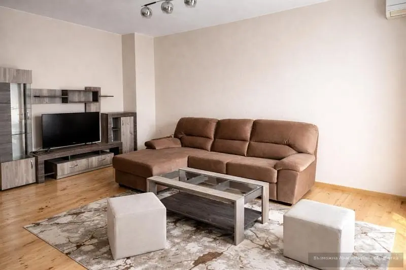 Soggiorno; pavimento in legno, luce naturale, stile moderno