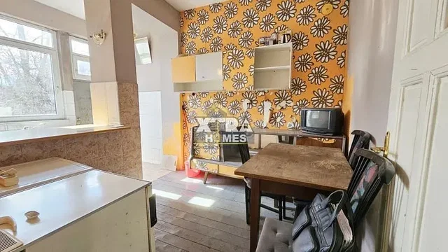 Kuchyně; nutná rekonstrukce, dřevěná podlaha, přirozené světlo