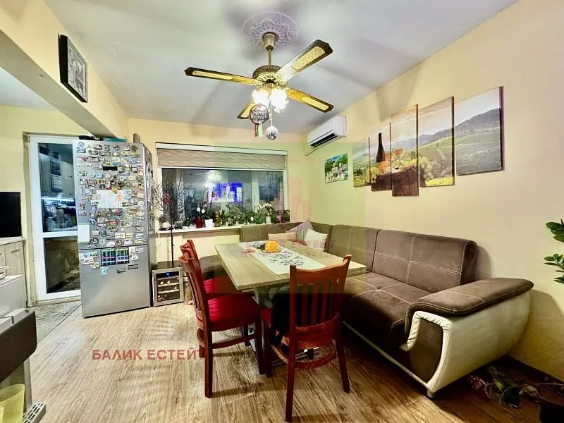 Дневна соба; кухињски апарати, природно светло, модерни стил