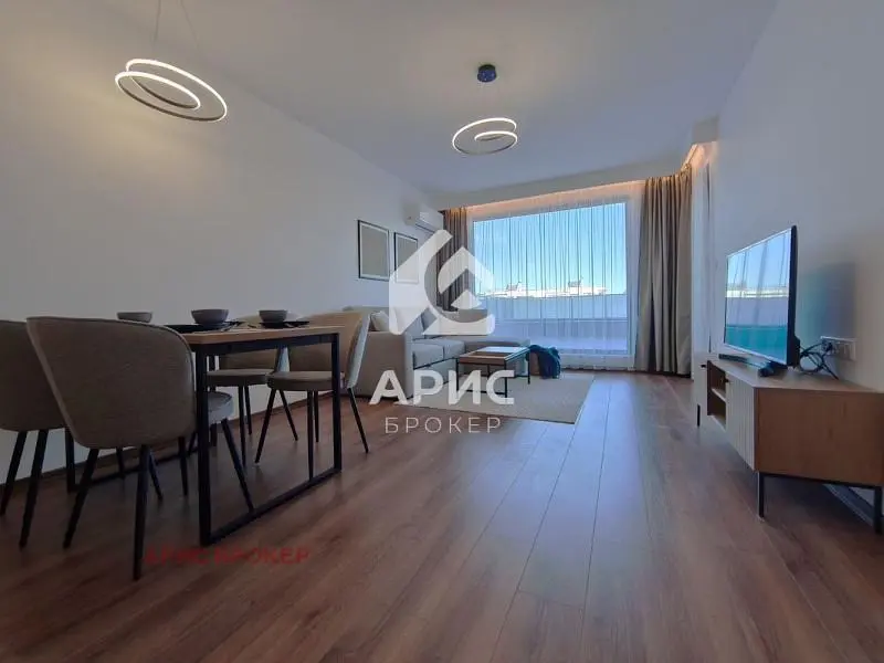 Soggiorno; pavimento in legno, luce naturale, stile moderno