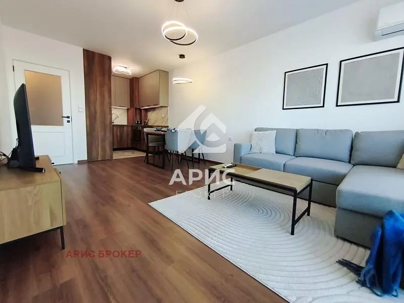 Soggiorno; pavimento in legno, stile moderno, luce naturale