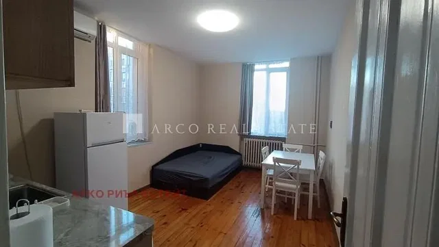 Cucina; vista, pavimento in legno, luce naturale