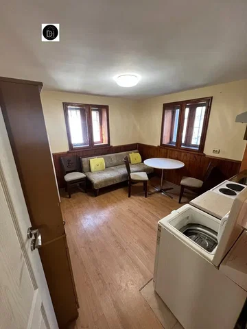 Mutfak; ahşap zemin, doğal ışık