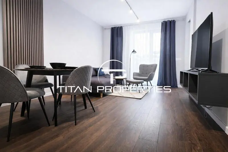 Soggiorno; pavimento in legno, stile moderno, luce naturale