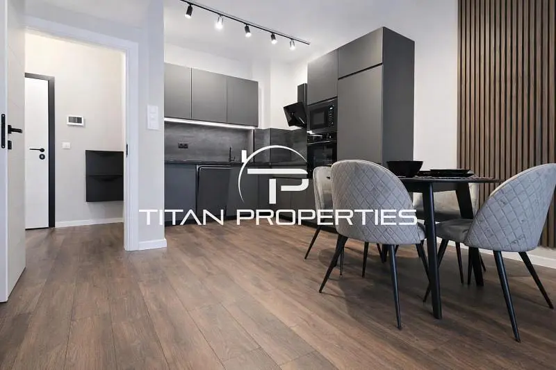 Cucina; stile moderno, pavimento in legno, luce naturale