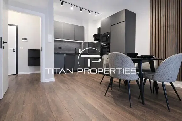 Cucina; stile moderno, pavimento in legno, luce naturale