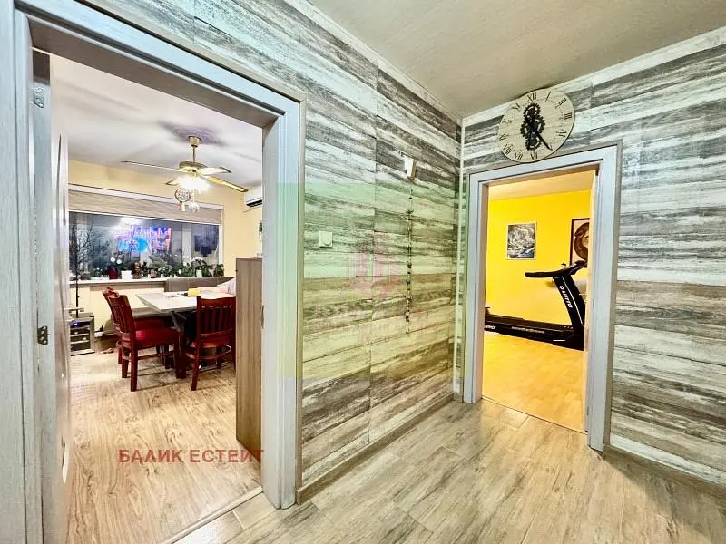 Остало; дрвени под, природно светло