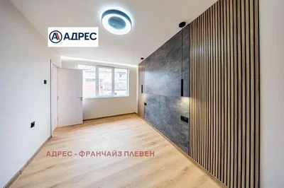 Obývací pokoj; dřevěná podlaha, přirozené světlo, moderní styl