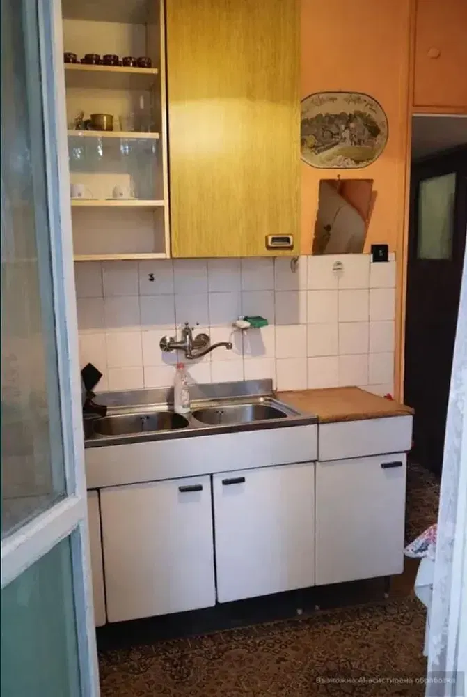 Cuisine; carrelage, nécessite rénovation