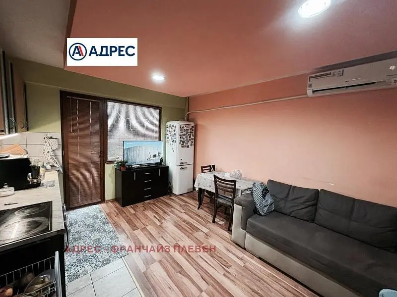 Дневна соба; дрвени под, кухињски апарати