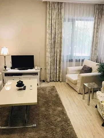 Soggiorno; luce naturale, pavimento in legno, stile moderno