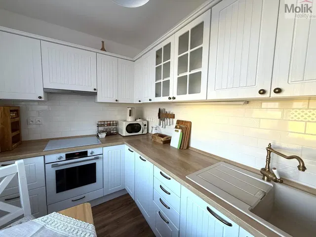 Cucina; elettrodomestici, ristrutturato, luce naturale, stile moderno