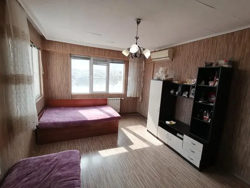 Yatak odası; doğal ışık, ahşap zemin