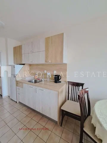 Cucina; elettrodomestici, pavimento in piastrelle