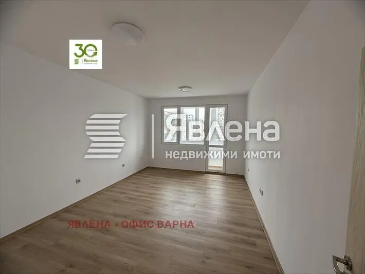 Дневна соба; дрвени под, природно светло