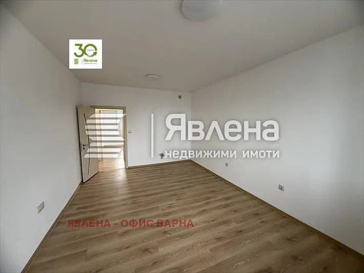 Остало; дрвени под, природно светло