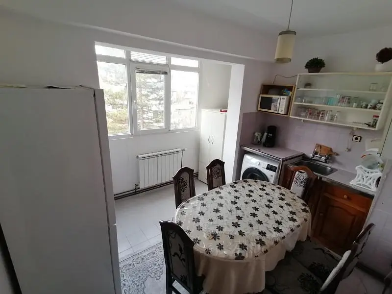 Mutfak; mutfak aletleri, fayans zemin, doğal ışık