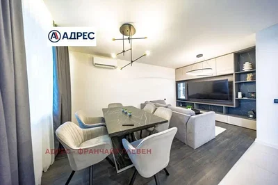 Obývací pokoj; moderní styl, přirozené světlo, dřevěná podlaha