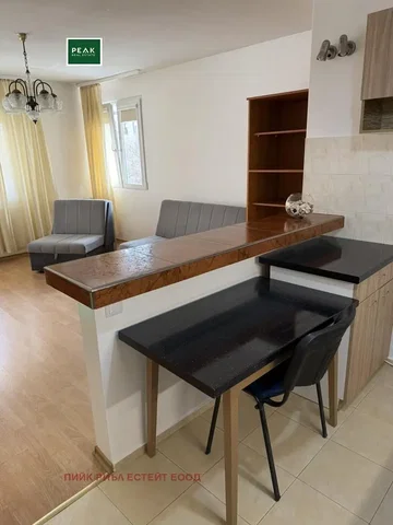 Cucina; pavimento in piastrelle, luce naturale