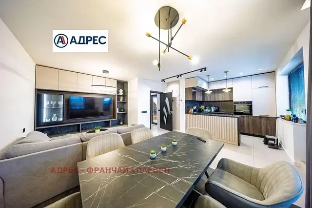 Salon; styl nowoczesny, sprzęt kuchenny, światło dzienne, podłoga drewniana