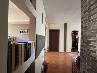Σαλόνι; ξύλινο πάτωμα, φυσικό φως, μοντέρνο στυλ, τζάκι