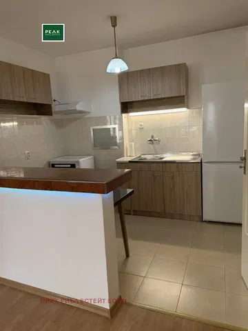 Cucina; elettrodomestici, pavimento in piastrelle