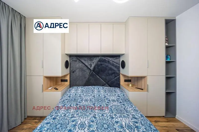 Ložnice; dřevěná podlaha, moderní styl