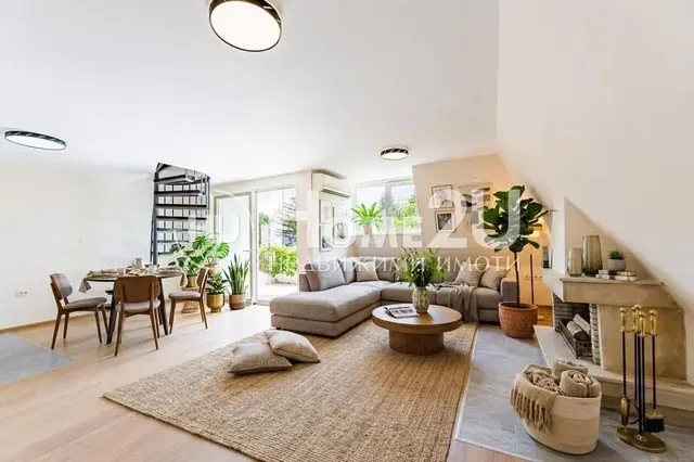 Obývací pokoj; přirozené světlo, dřevěná podlaha, moderní styl, krb