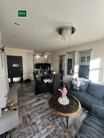 Obývací pokoj; moderní styl, dřevěná podlaha, přirozené světlo