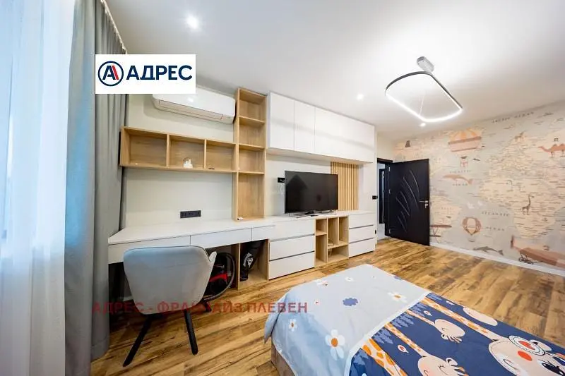 Ložnice; dřevěná podlaha, přirozené světlo, moderní styl