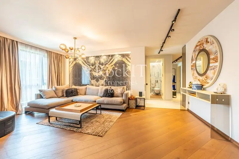 Soggiorno; luce naturale, stile moderno, pavimento in legno